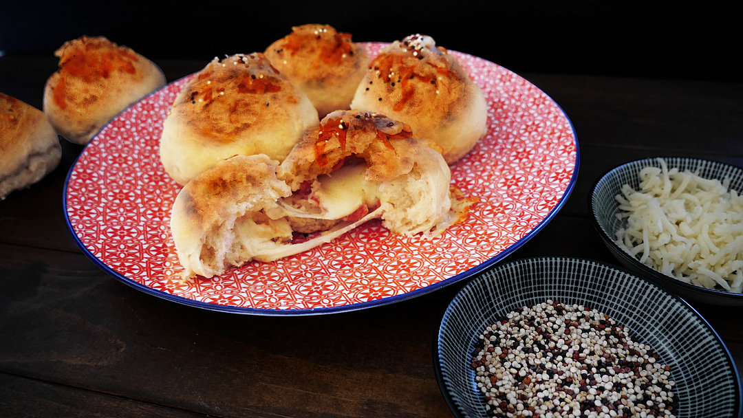 Gefüllte Pizzabrötchen - Rezept entdecken - Back Dir Deine Zukunft Gefüllte Pizzabrötchen - Rezept entdecken - Back Dir Deine Zukunft